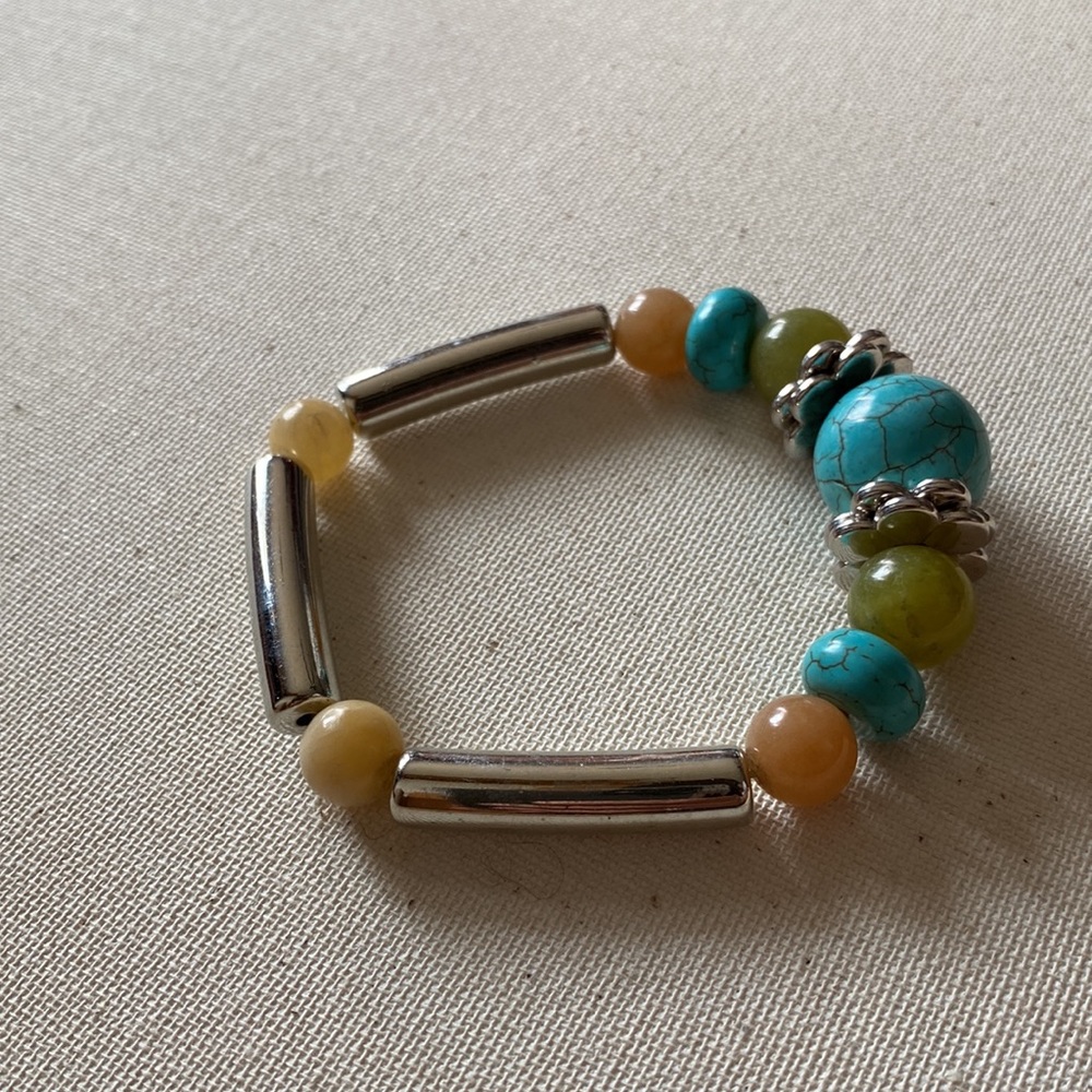 Beautiful Faux Stone and Metal Stretch Bracelet - Picture 3 of 6